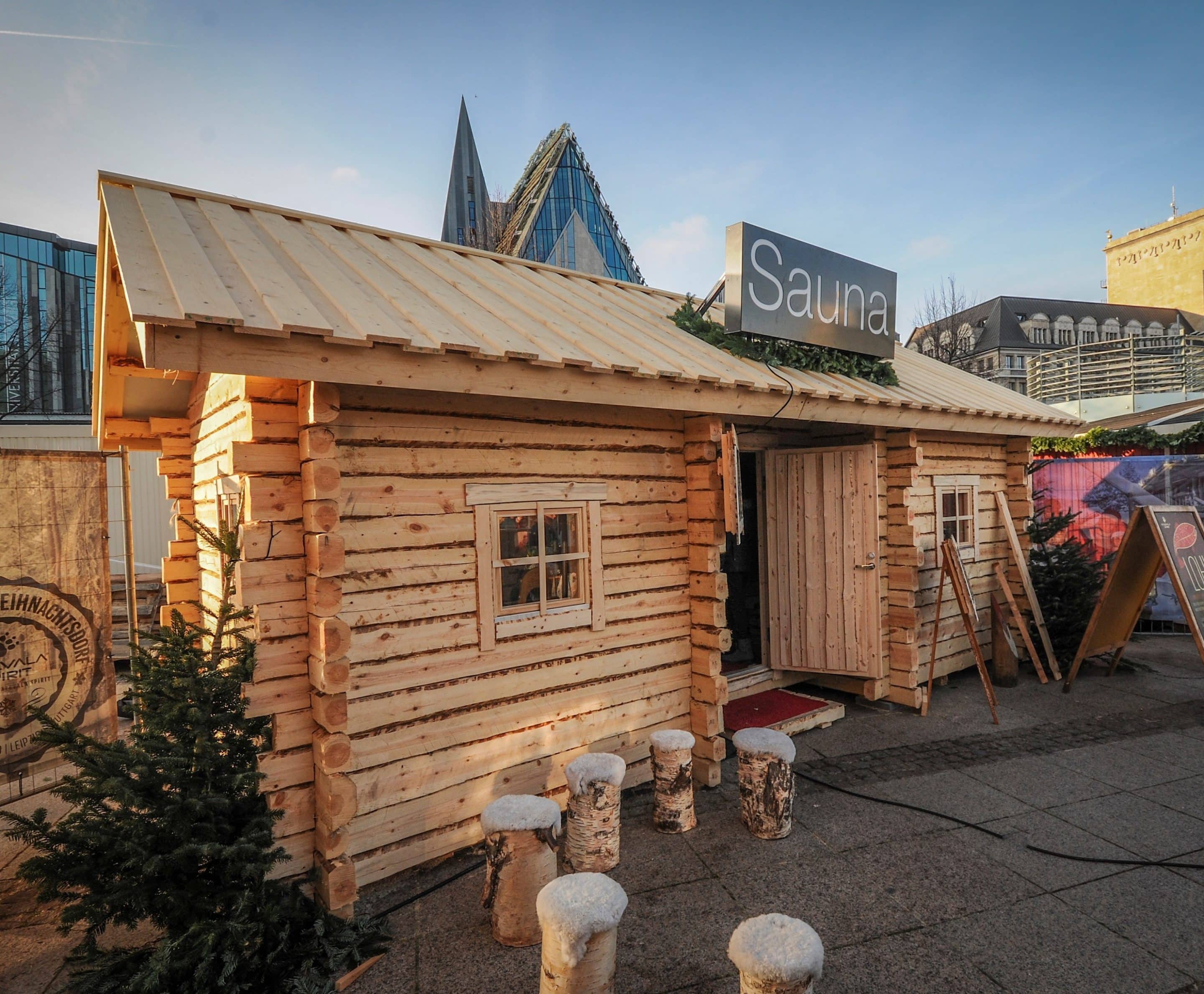 eräsauna-eräkämppä-sauna-perinteinen-vanha-hirsisauna-hirsi Eräkämppä modernilla terassilla, Lappi.